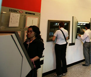 HSBC dự kiến sẽ đầu tư khoảng 28,55 triệu USD phát triển các tiện ích dịch vụ ngân hàng tự động tại Việt Nam trong 3 năm tới.